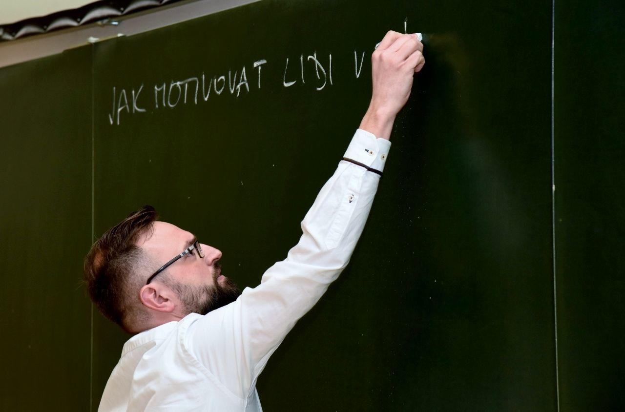 Přednáška Ing. Jiřího Krátkého Proč je nutné umět ve 21. století řídit projekty? 2016