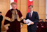 prof. Hájek přebírá pamětní medaili UPCE prof. Hájek přebírá pamětní medaili UPCE